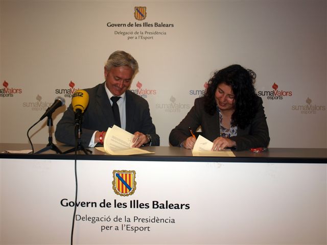 M�nica Calzetta y Diego Gonz�lez firman el convenio 2011