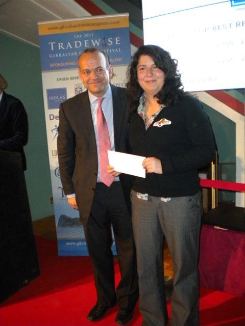 M�nica recibiendo su premio en Gibraltar