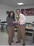 M�nica Calzetta recibe la copa de campeona